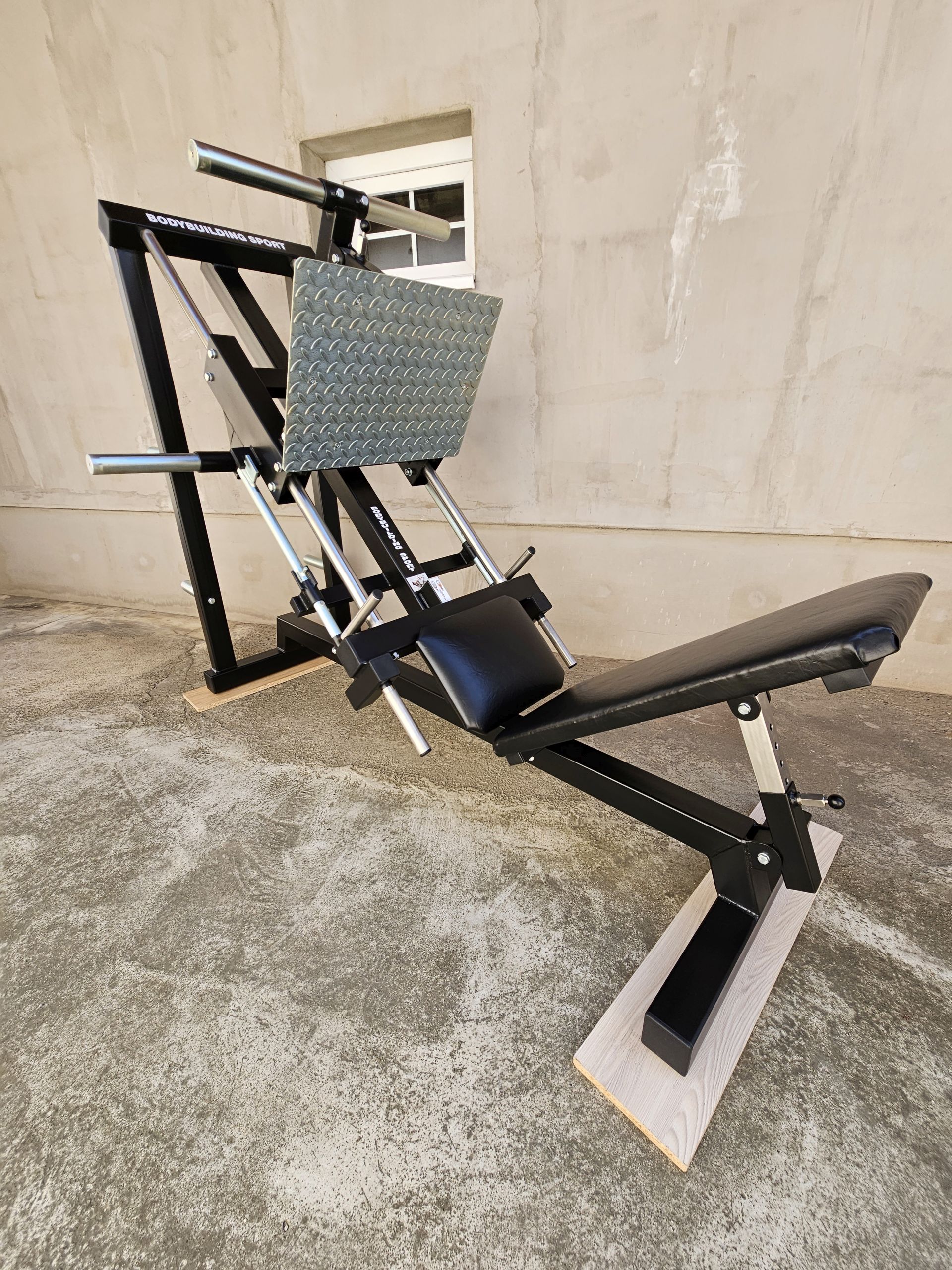 Legpress šikmý s vodiacimi kolieskami